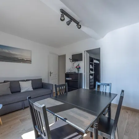 Pluto In Centre With Garage *