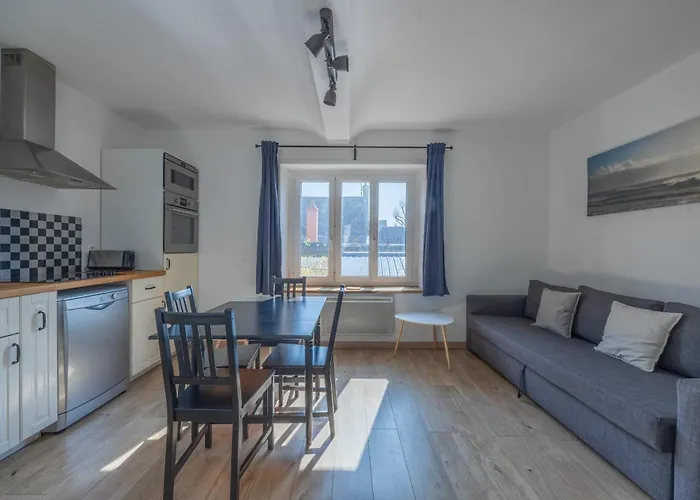 Pluto In Centre With Garage *