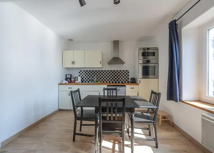 Pluto In Centre With Garage בית נופש