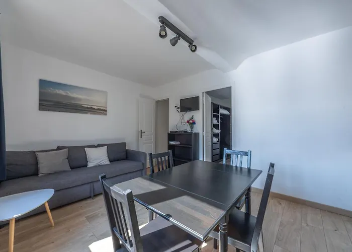 Pluto In Centre With Garage *